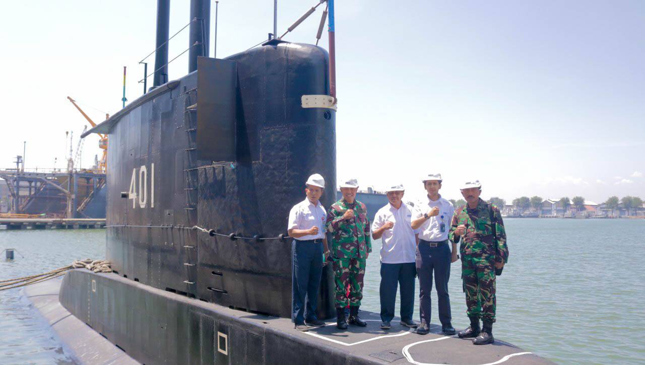 Irjenal Laksda TNI Sunaryo bersama COO PT PAL Indonesia (Persero) di dalam KRI Cakra-401 pada 07 September 2021. Sumber: Dokumentasi Perusahaan.
