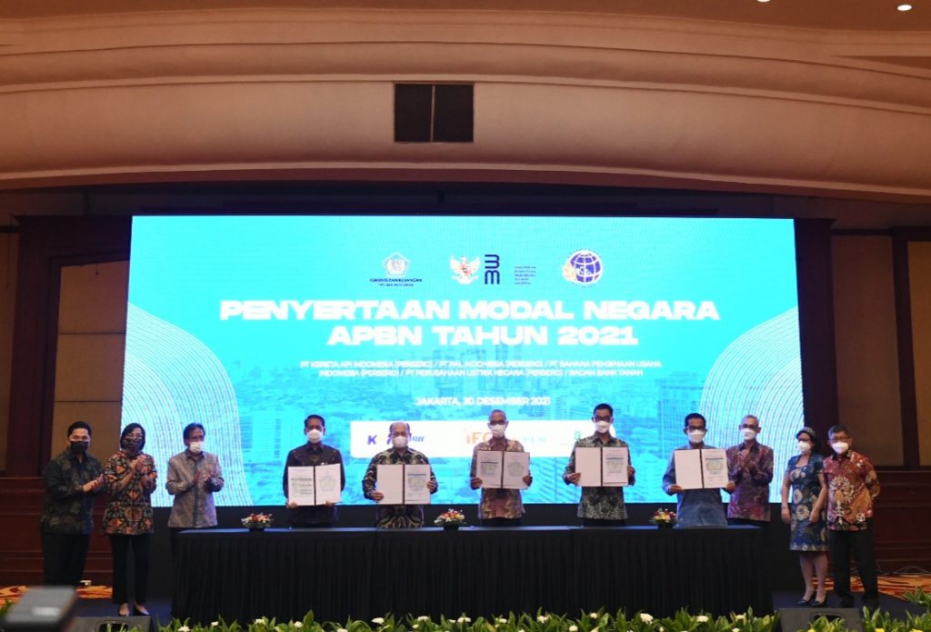 Bapak Kaharuddin Djenod (2 dari kanan) menandatangani penerimaan PMN APBN TA 2021  pada 30 Desember 2021