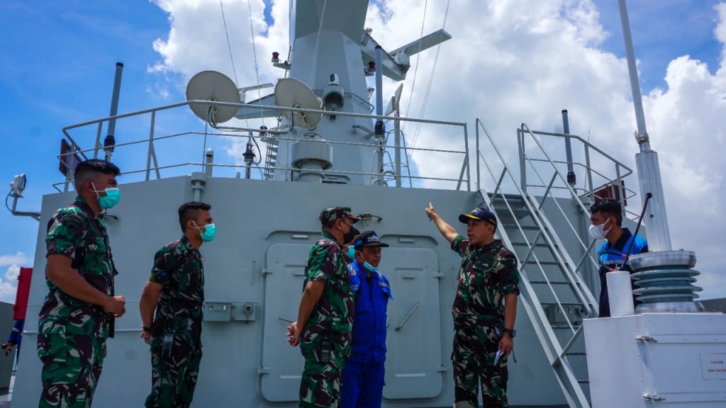 Tim Commodore Inspection saat menunjukan radar yang terinstal di kapal BRS, 10 Januari 2022