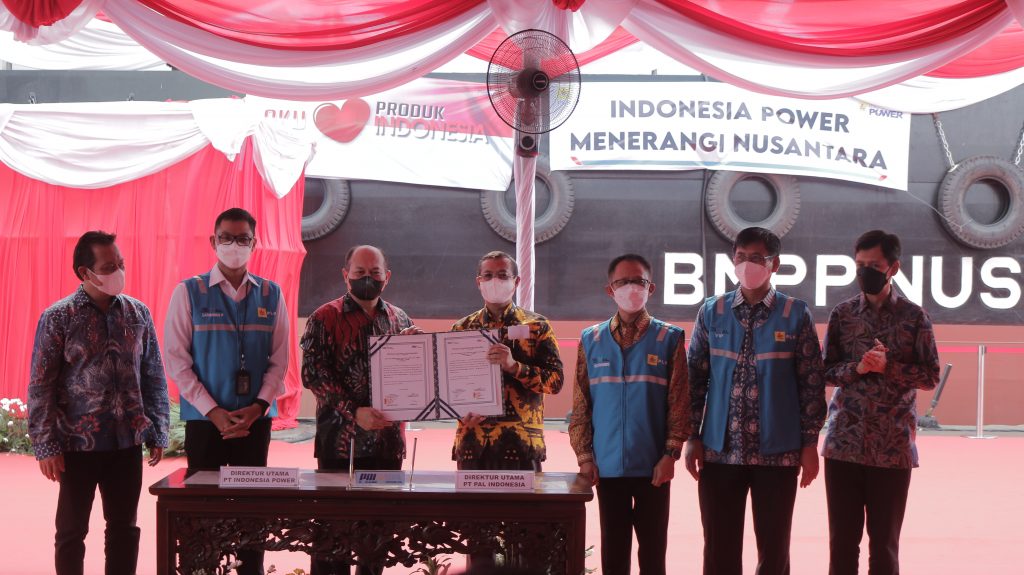 Penandatanganan Berita Acara Sail Away BMPP Nusantara 1,(2 dari kiri) Bapak Darmawan Prasodjo Dirut PLN, Bapak Kaharuddin Djenod Dirut PAL (batik merah), Bapak Ahsin Sidqi Dirut IP, dan Bapak Adi Priyanto Direktur Regional SULMAPANA pada 28 Januari 2022.