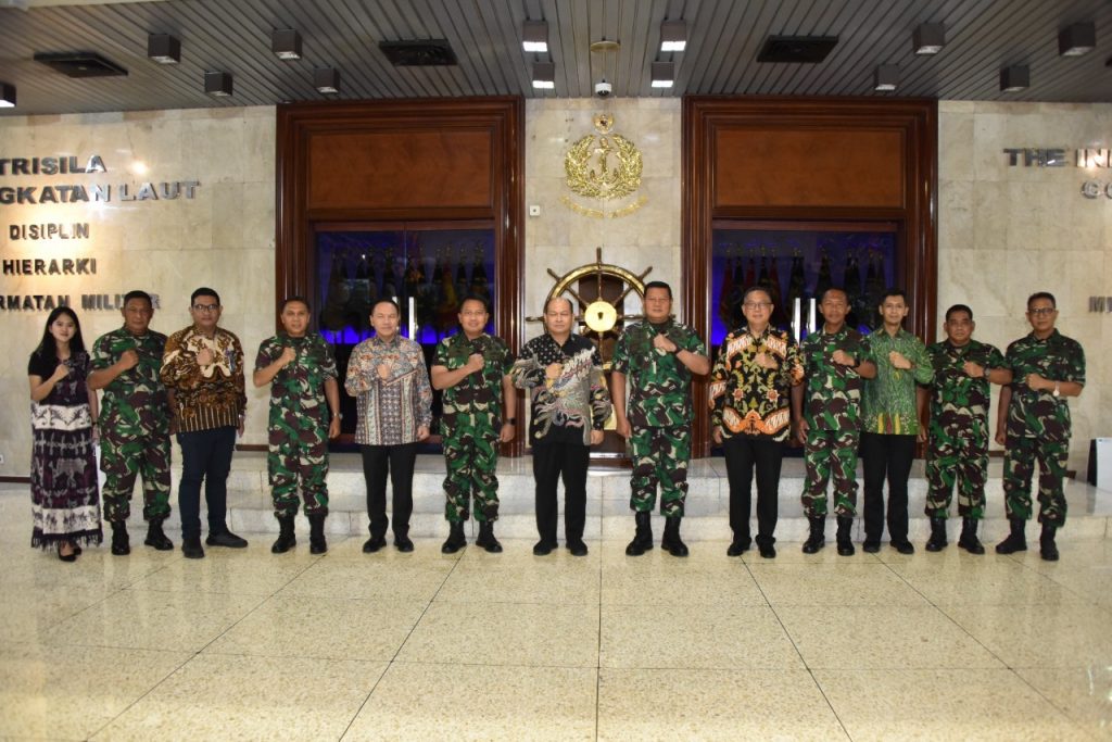 Jajaran BoD, SEVP beserta Sekretaris Perusahaan PAL bersama KASAL dan jajaran pemangku kepentingan lainnya di MABES AL pada 06 Januari 2022.