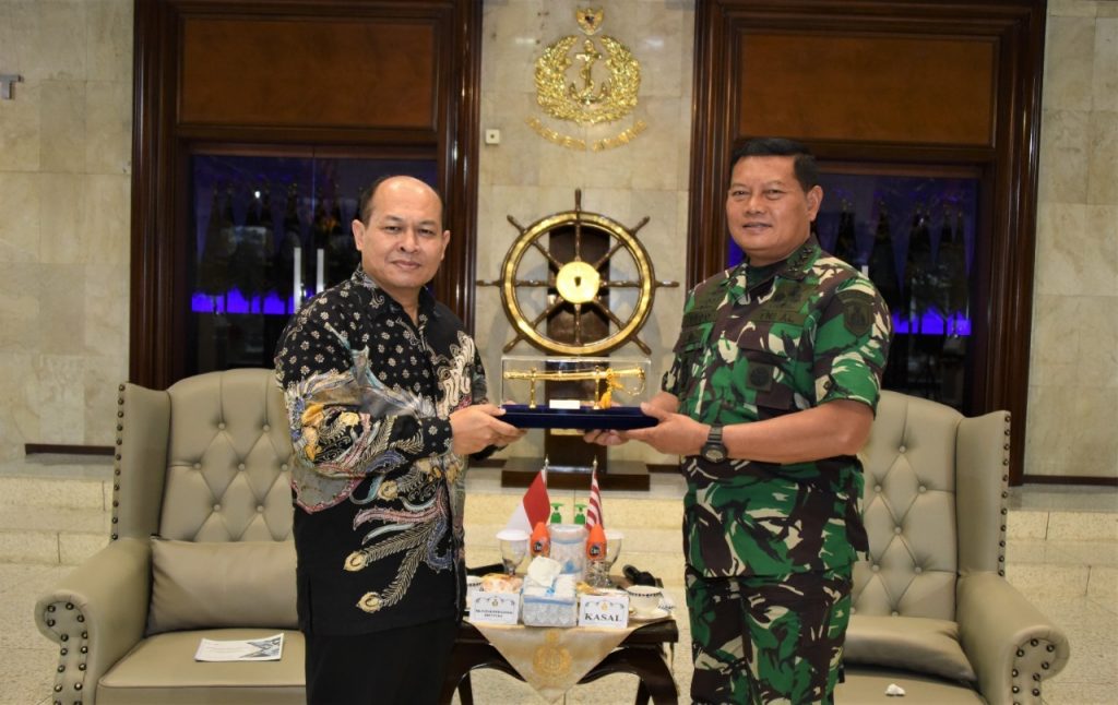 CEO PAL Bapak Kaharuddin Djenod saat menerima cinderamata dari KASAL Laksamana TNI Yudo Margono di MABES AL pada 06 Januari 2022