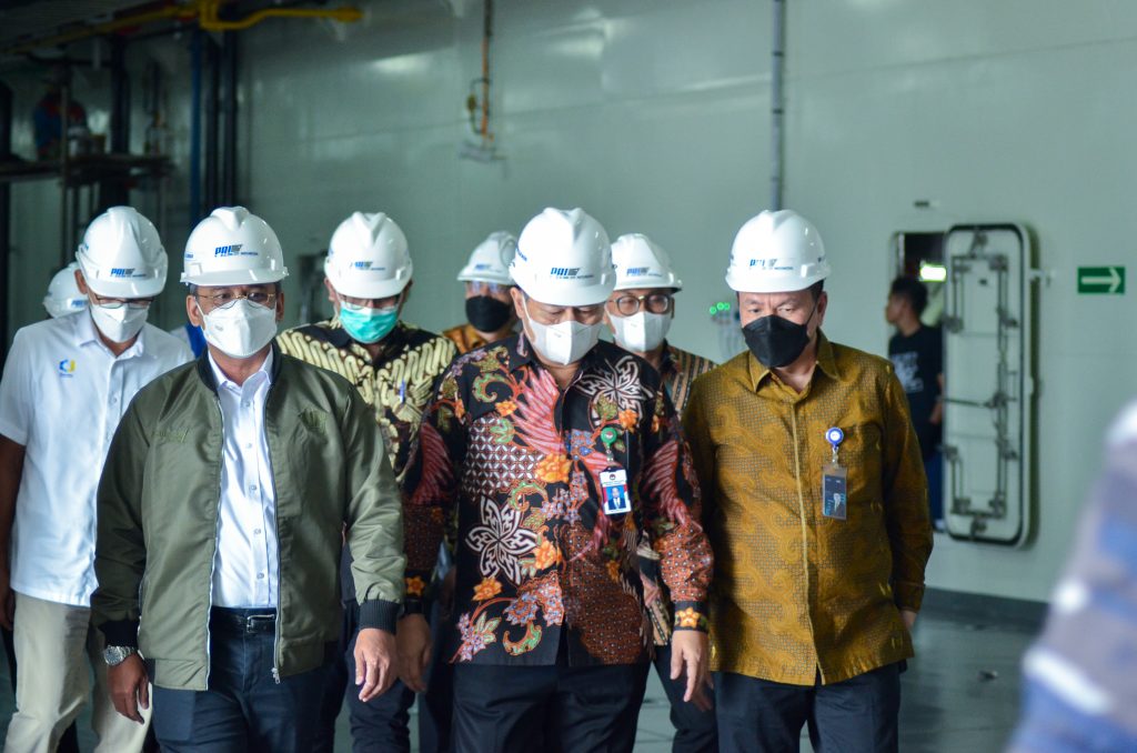 Wamenkeu bersama CEO PAL dan rombongan saat meninjau Kapal Bantu Rumah Sakit pada 21 Januari 2022.