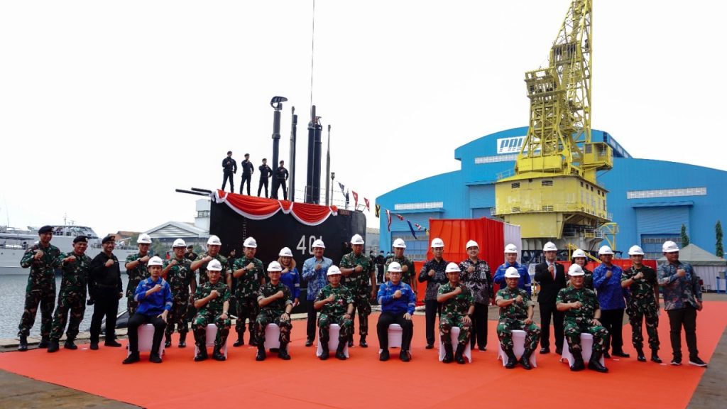 Tinjauan lapangan dan foto bersama jajaran BoD & BoC PAL, Perwakilan Kemhan RI, Mabes AL, dan Koarmada II di depan KRI Cakra-401 pada 21 Februari 2022.